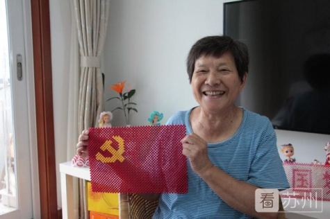 1912颗！退休老党员用彩珠串起心中的党旗！